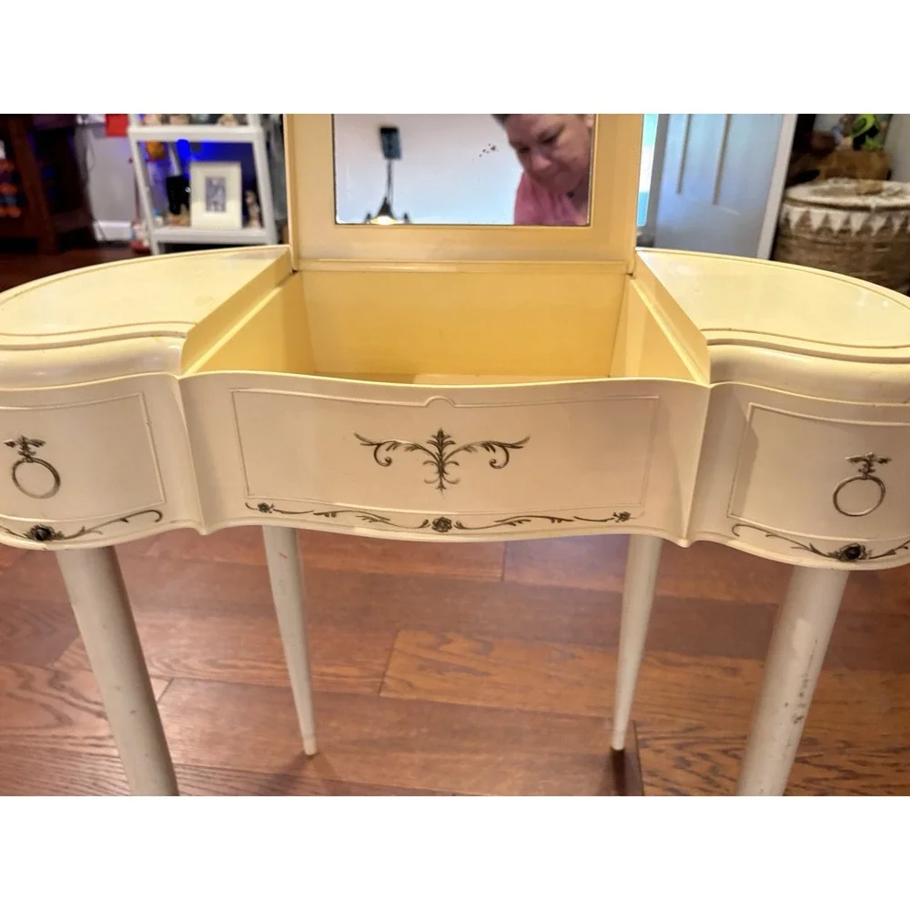 Vintage 1960s Marx Budding Beauty Dressing Play Vanity w/ Mirror 24